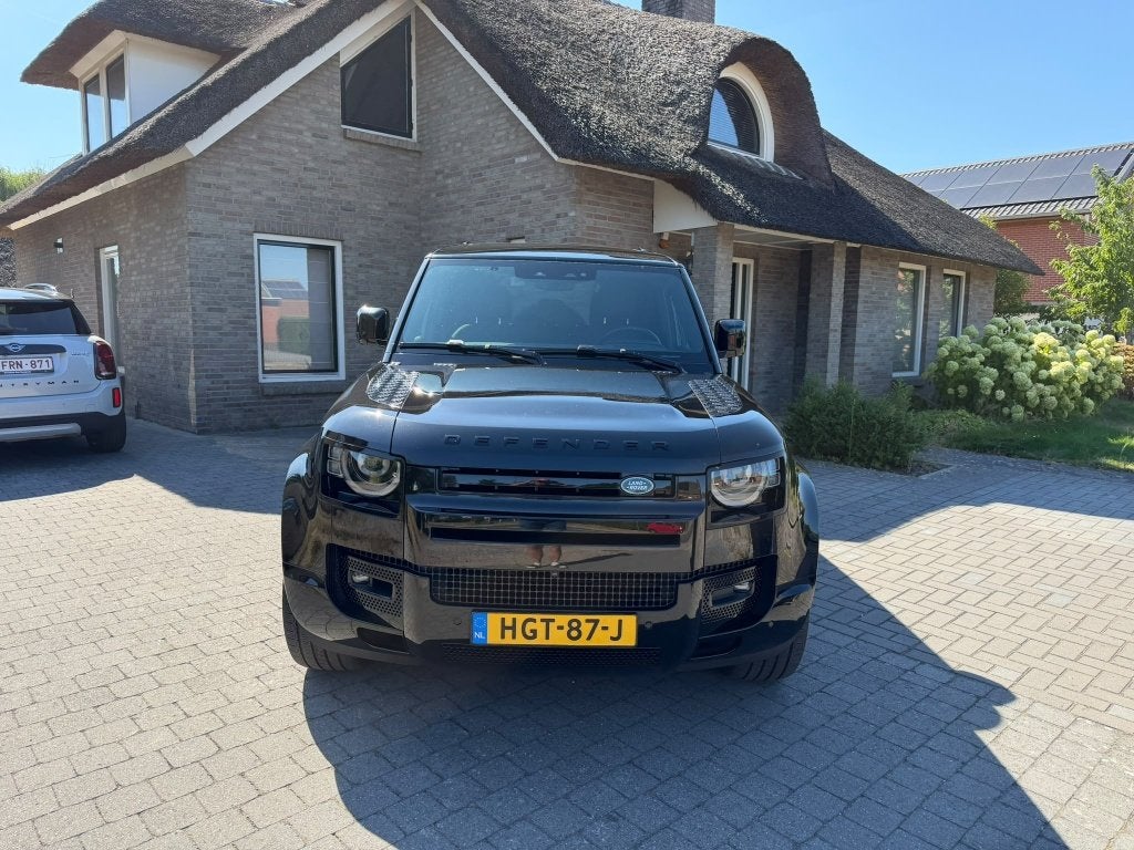 Foto 2 van Land Rover Defender P300e 300pk Phev AWD Aut 2025 Zwart