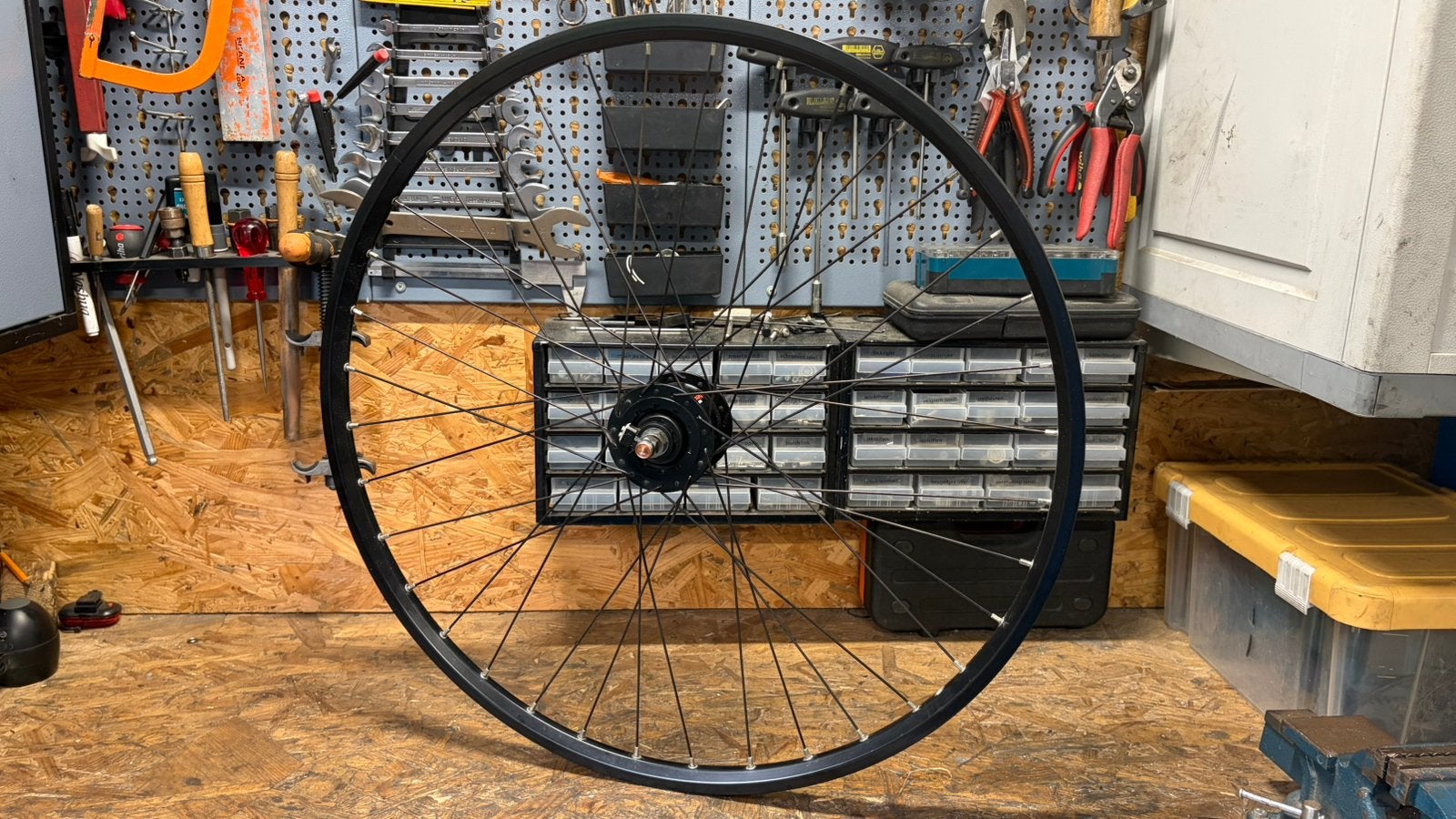 Voorwiel 28 inch met naafdynamo, Fietsen en Brommers, Fietsonderdelen, Zo goed als nieuw, Aluminium, Stadsfiets, Ophalen
