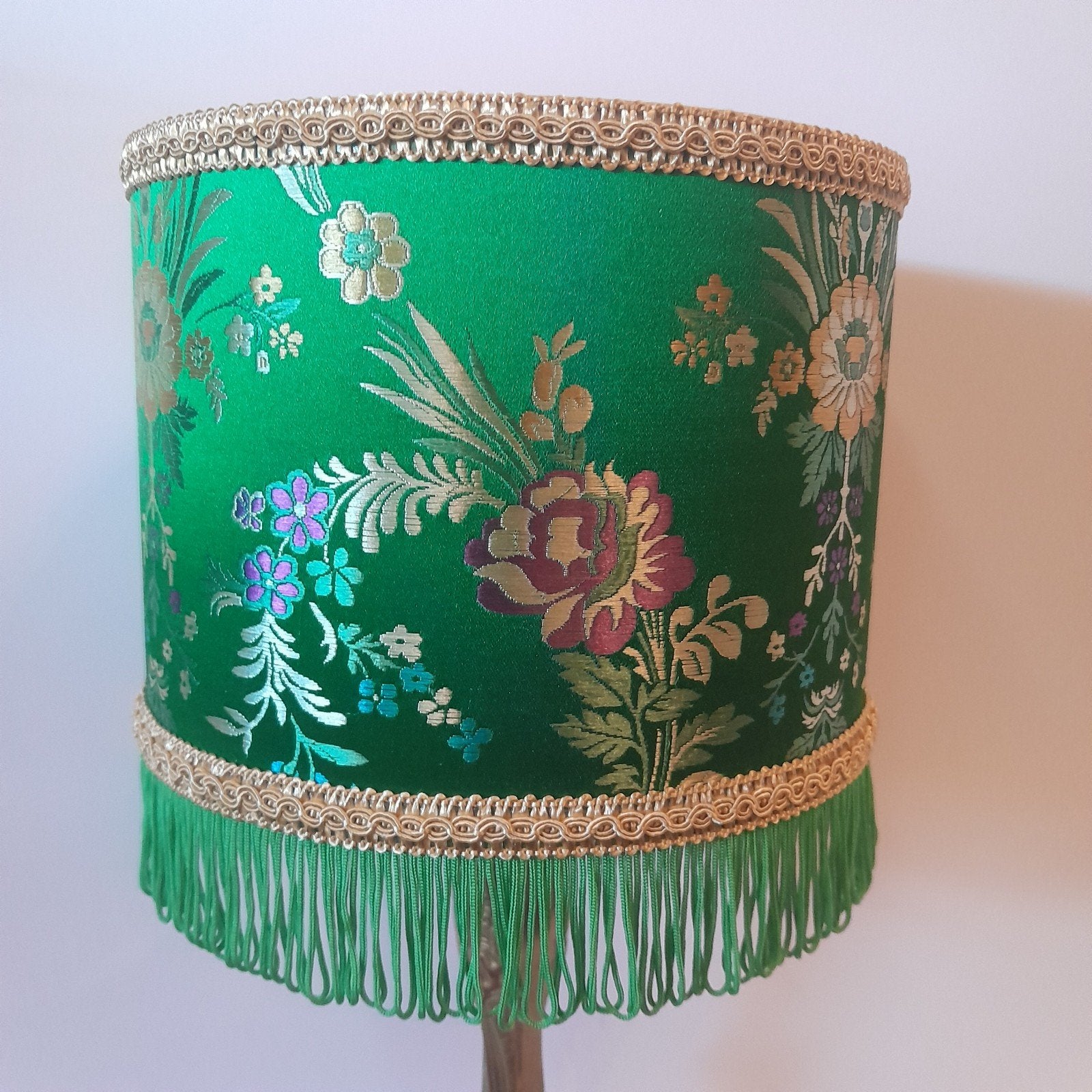 Handgemaakte lampenkap chinees satijn groen goud franje, Ophalen of Verzenden, Goud