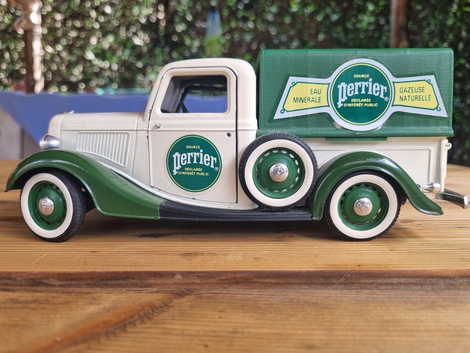 Solido Ford V8 Perrier Pick-up 1/18 modelauto, Ophalen of Verzenden, Zo goed als nieuw, Auto, Solido
