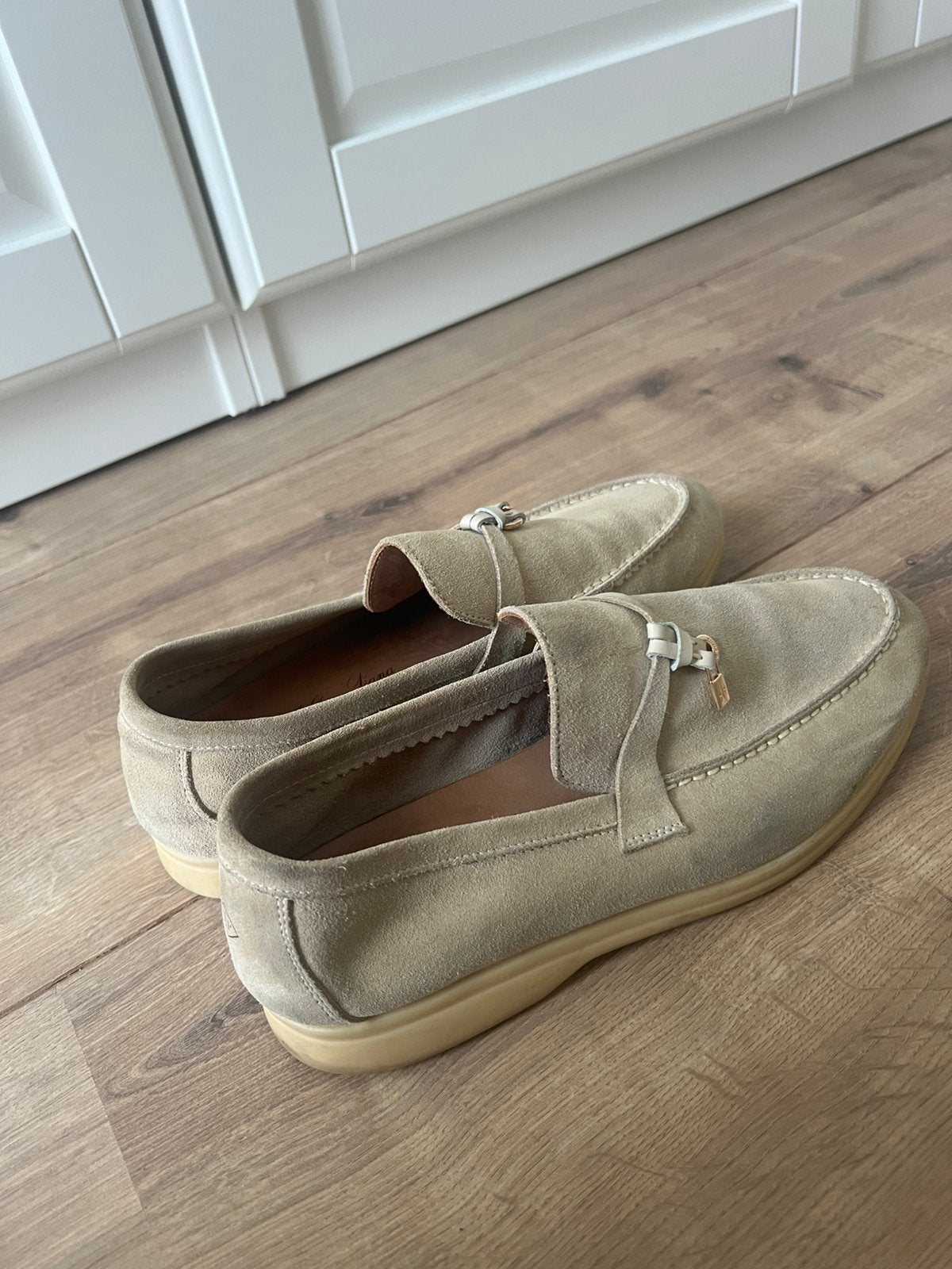 Loro piana maat 40, Kleding | Dames, Ophalen of Verzenden, Gedragen, Beige, Sneakers of Gympen