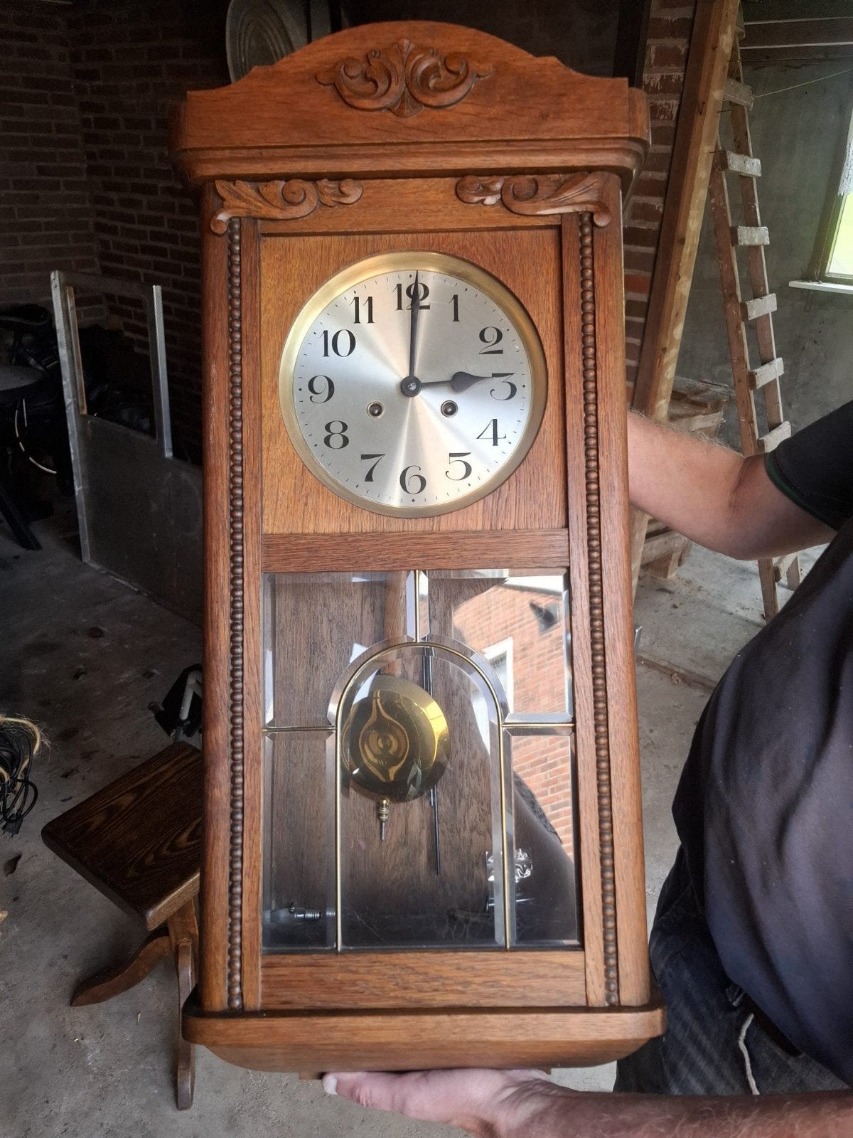 Antieke houten wandklok met slinger, Ophalen