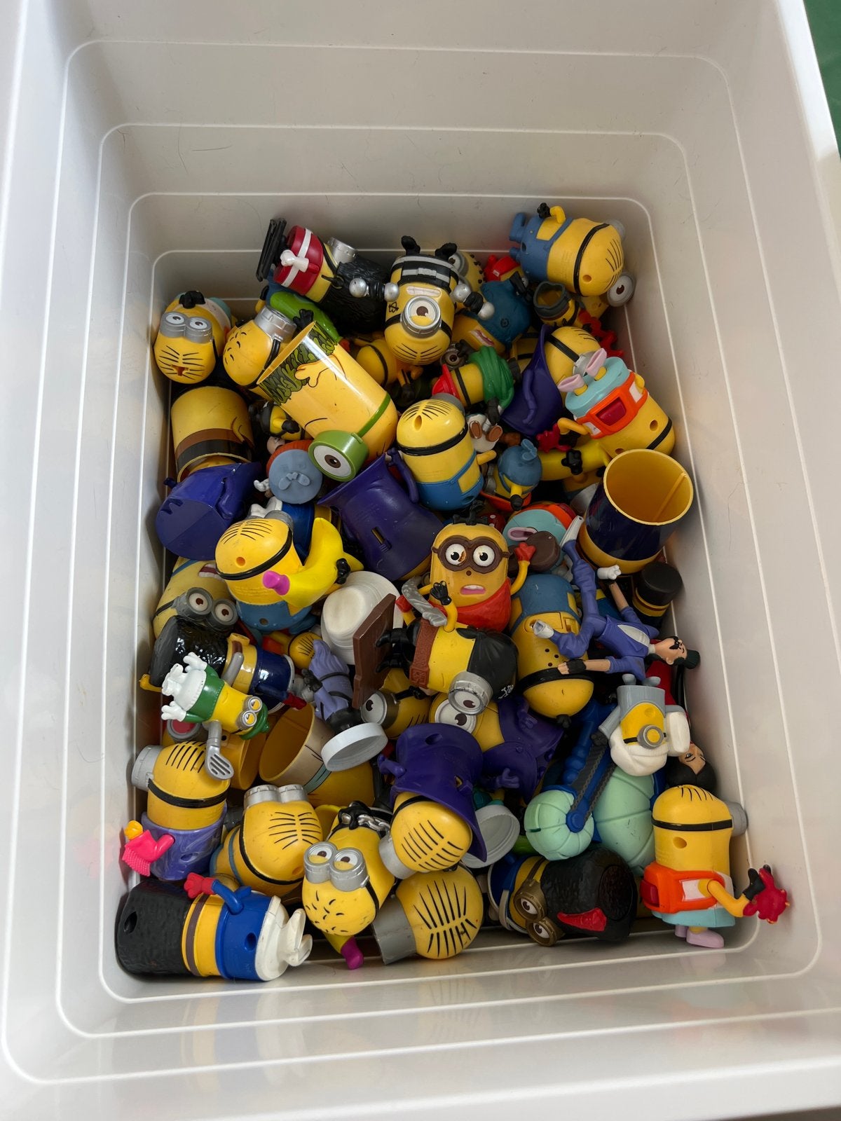 Grote doos vol Minions poppetjes - bewegend & schietend, Ophalen of Verzenden, Gebruikt