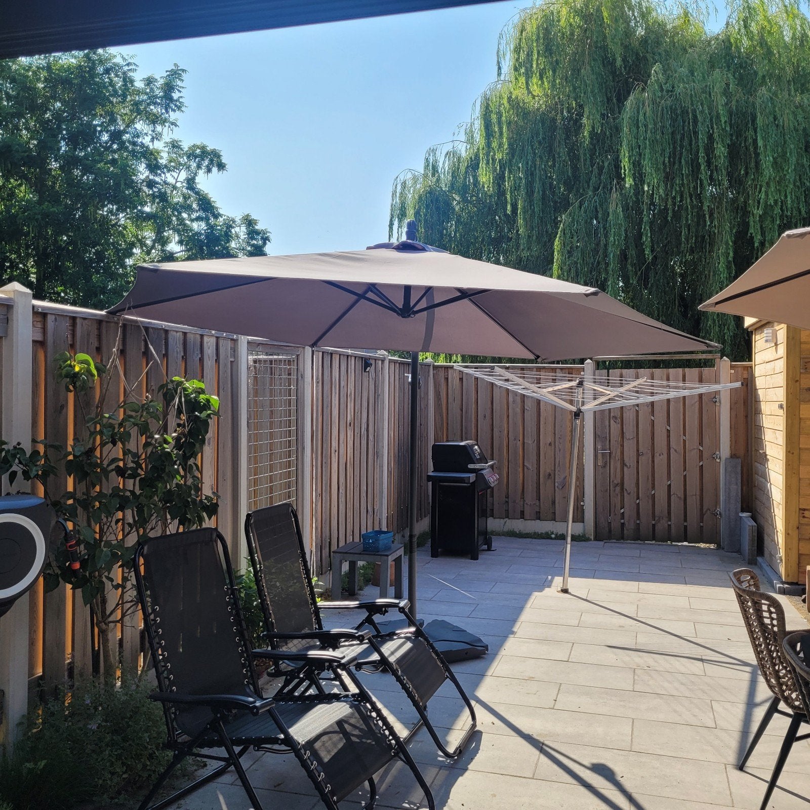 Zweefparasol - 3 meter doorsnede - Doek in goede staat, Tuin en Terras, Parasols, Ophalen, Gebruikt, 2 tot 3 meter, Zweefparasol