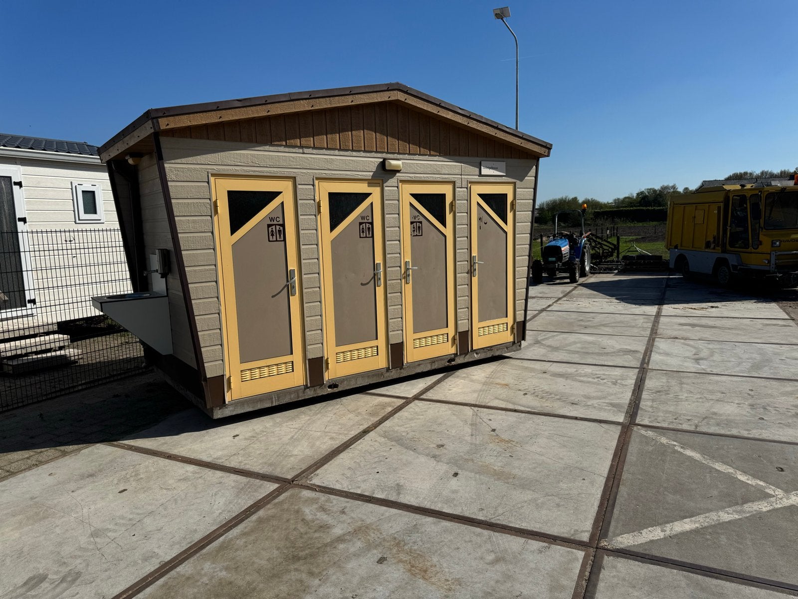 Mobiele toiletunit met 4 toiletten en wastafel, Ophalen of Verzenden, Gebruikt, Steen, Toilet