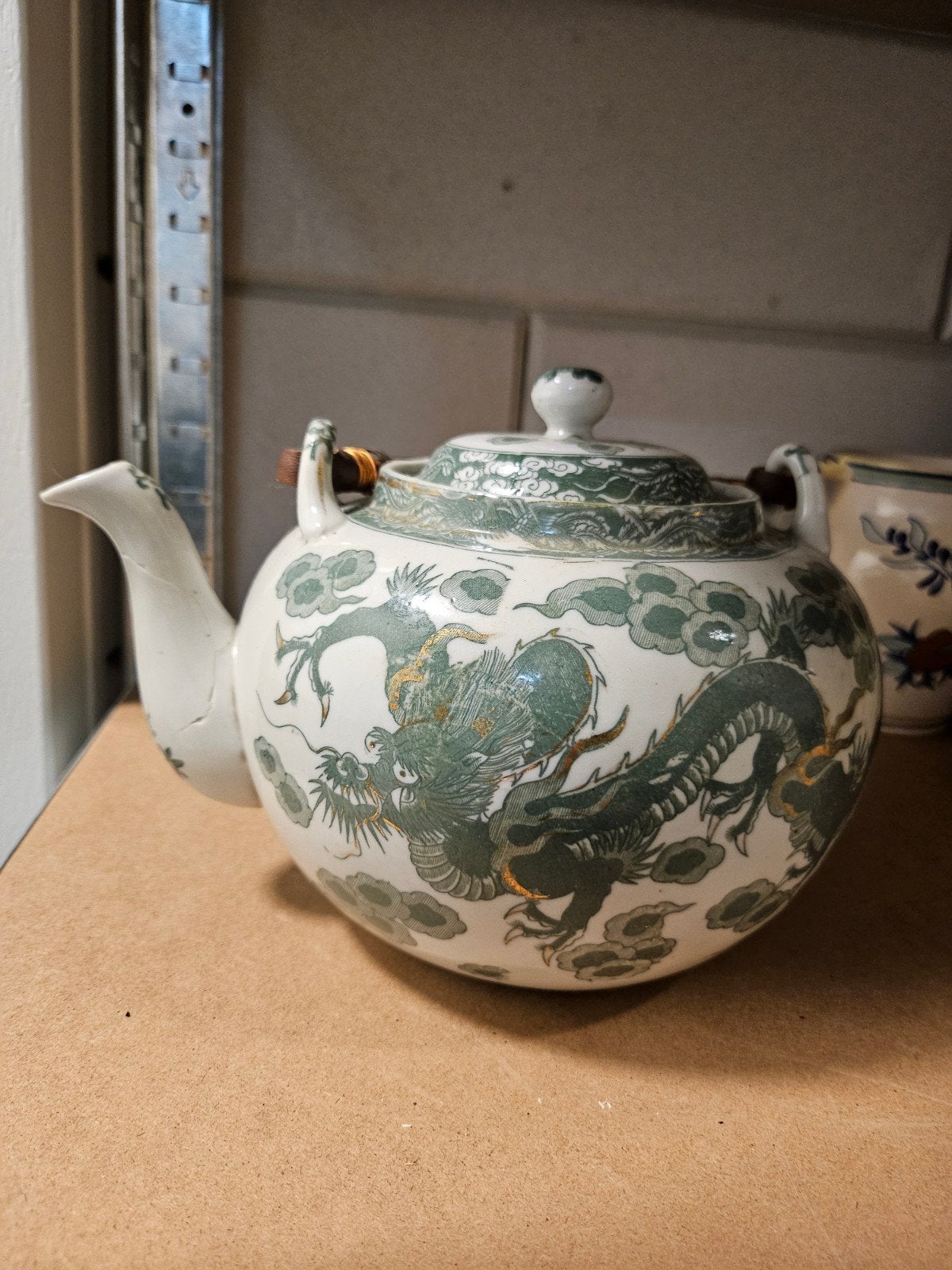 Vintage Japanse theepot met drakenmotief en bamboe handvat, Antiek en Kunst, Ophalen of Verzenden