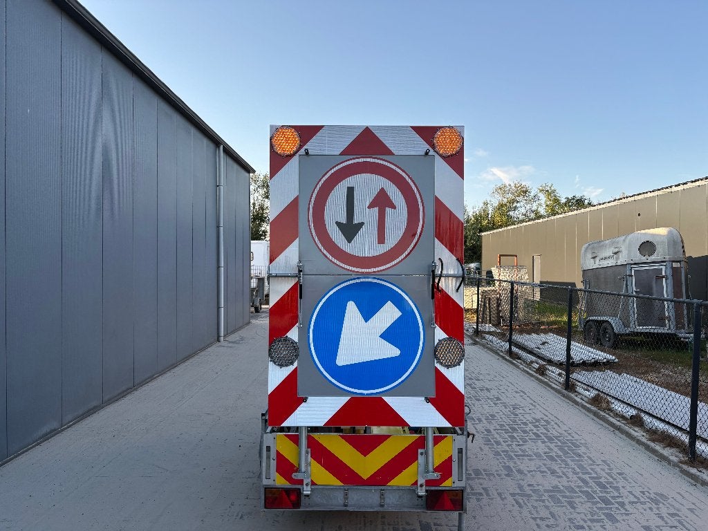 Te koop Actiewagen, pijlwagen, werk aan de weg,, Ophalen, Gebruikt