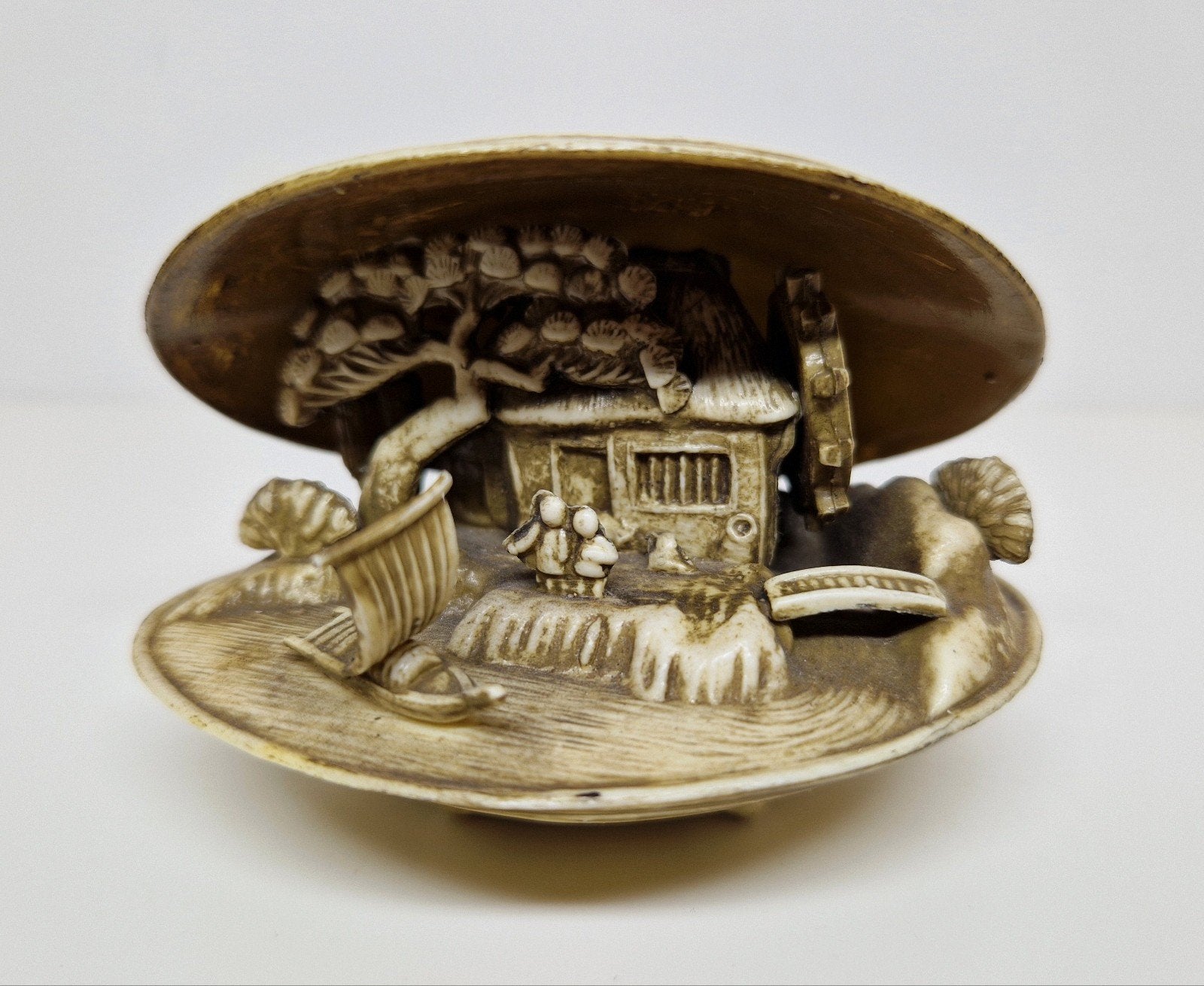 Celluloid Anabori Netsuke shelp diorama, Japan 1950., Antiek en Kunst, Kunst | Niet-Westerse kunst, Ophalen, Gemerkt, Beige, Netsuke