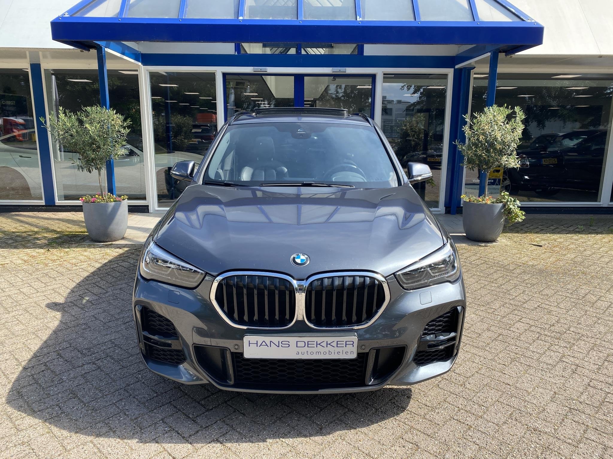 BMW X1 sDrive18i High Executive M-Pakket / Pano / Stoelverwa, Auto's, Gebruikt, Alcantara, 19 km/l, 3 cilinders
