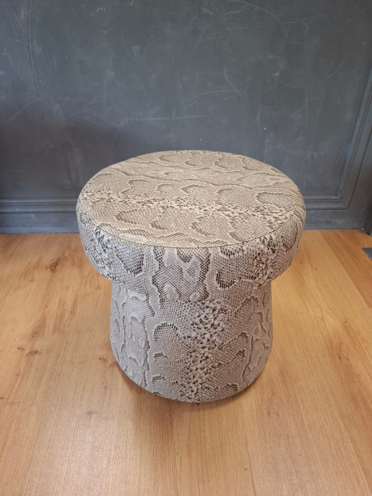 Vintage slangenprint poef mid century design hocker naaibox, Huis en Inrichting, Banken | Voetenbanken en Poefen, Gebruikt, Minder dan 50 cm