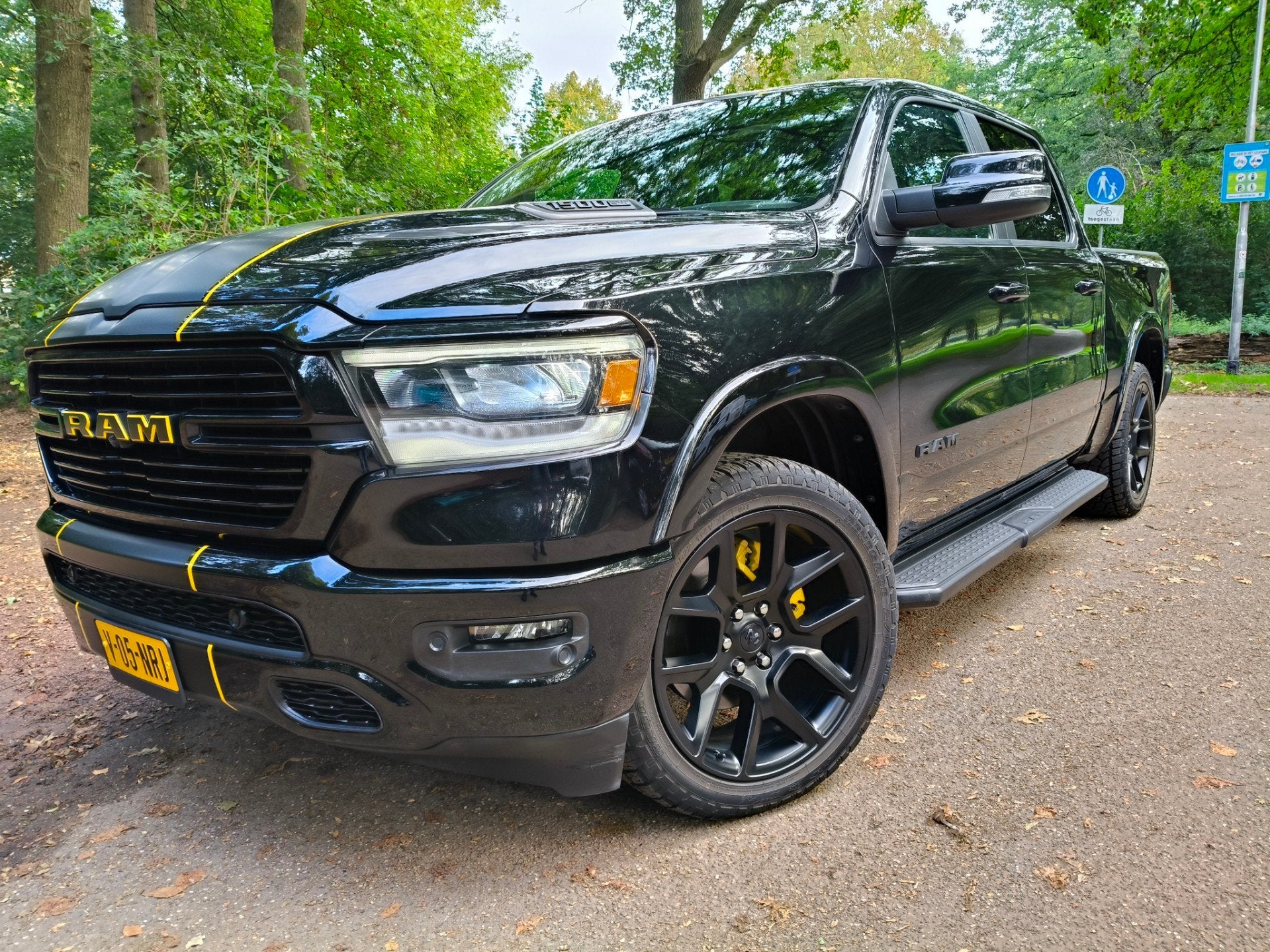 Dodge Ram 1500 5.7 V8 4x4 Crew Cab Laramie EX BTW, Auto's, Automaat, Gebruikt, 5654 cc, Zwart