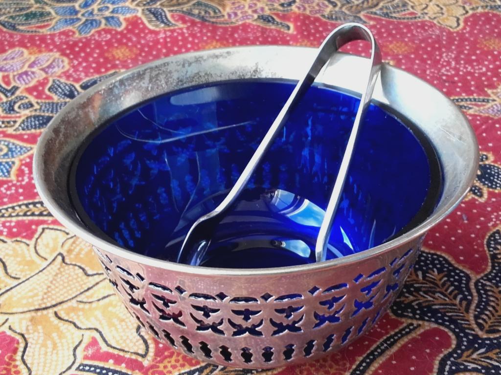 Antieke Engelse silverplate met blauw glas suikerpot en tang