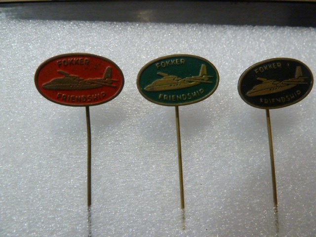 Set van 3 Fokker Friendship speldjes/pins, Ophalen of Verzenden, Gebruikt, Transport, Speldje of Pin