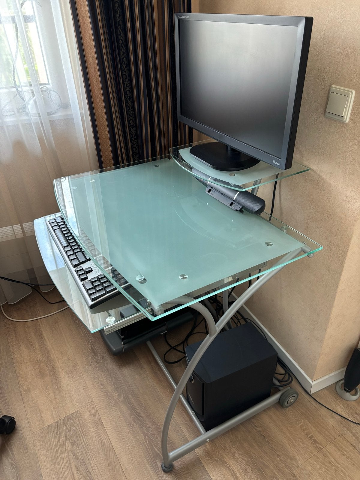 Glazen computerbureau met uitschuifbaar toetsenbordblad, Huis en Inrichting, Ophalen, Opbergruimte, Gebruikt, Computerbureau