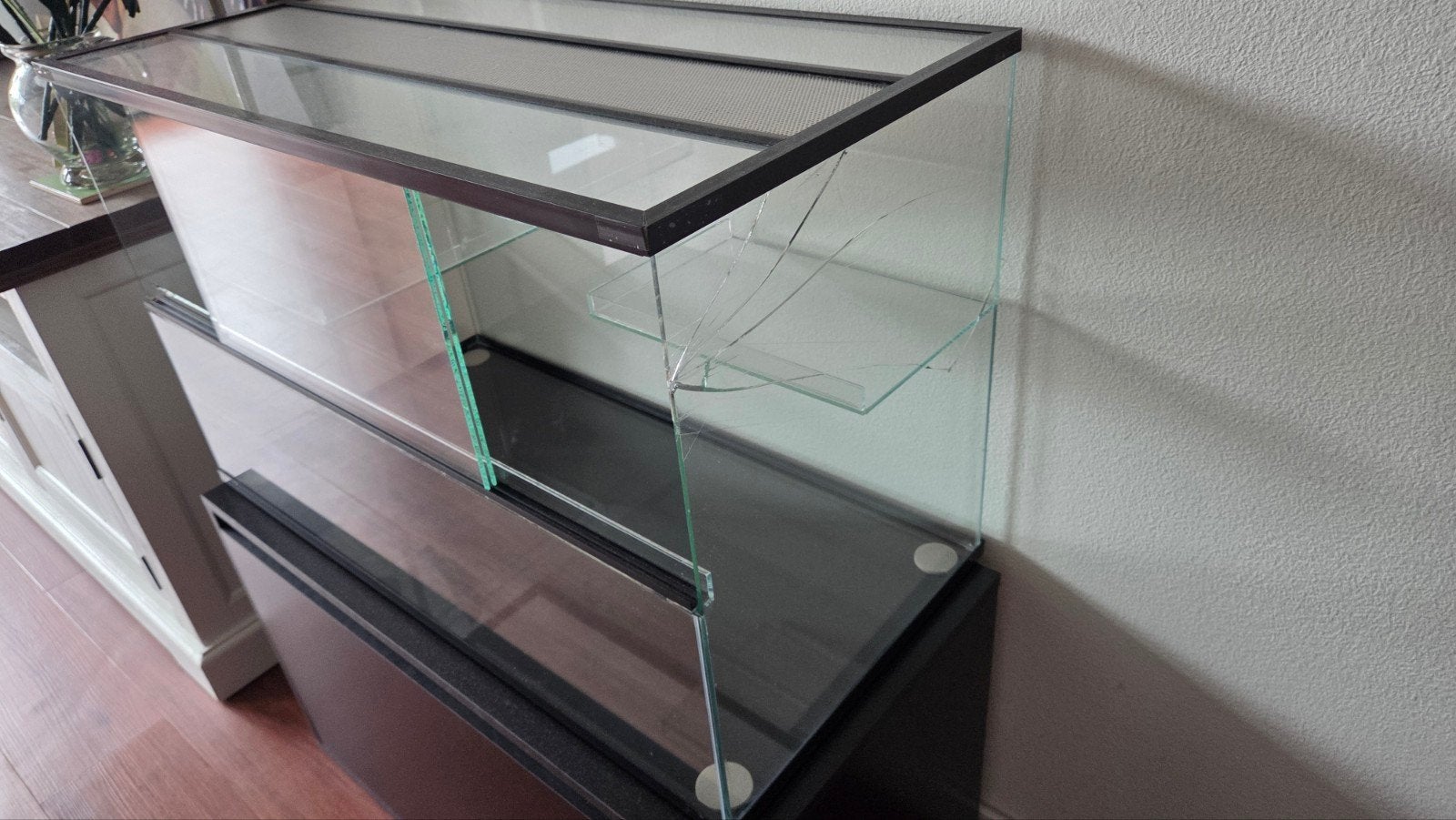 Foto 2 van Terrarium 80x40x50 met barst
