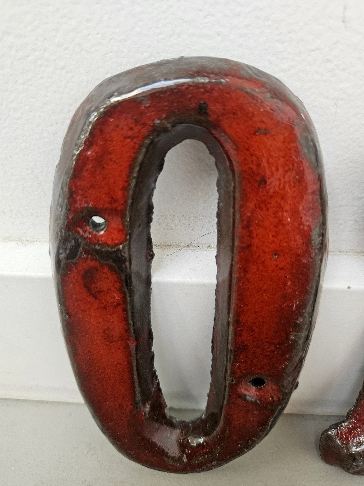 Vintage keramische huisnummer 0 Dieprood glazuur, Ophalen of Verzenden, Nieuw, Zilver