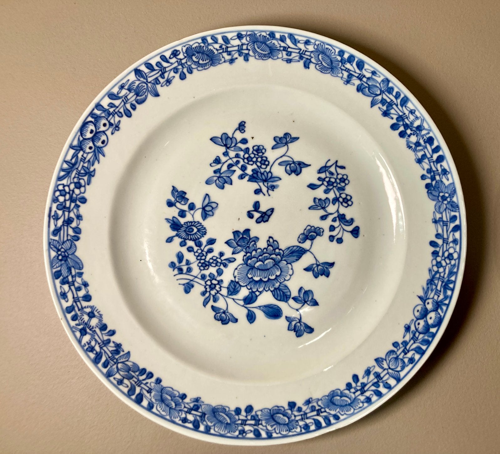Chinees porseleinen bord, Qianlong 18e eeuw, Antiek en Kunst, Ophalen of Verzenden