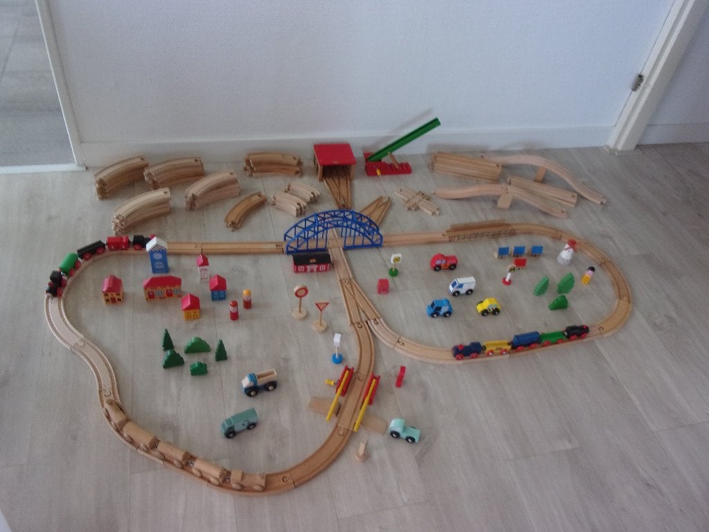 Houten TREINRAILS met Veel accessoires, 145 delig, Kinderen en Baby's, Speelgoed | Houten speelgoed, Ophalen of Verzenden, Zo goed als nieuw