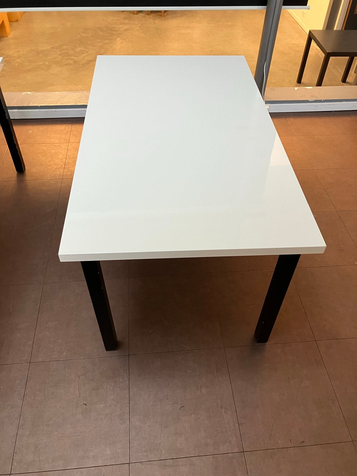 Witte gelakte houten tafel met zwarte poten, Ophalen, Gebruikt, 50 tot 100 cm, 150 tot 200 cm