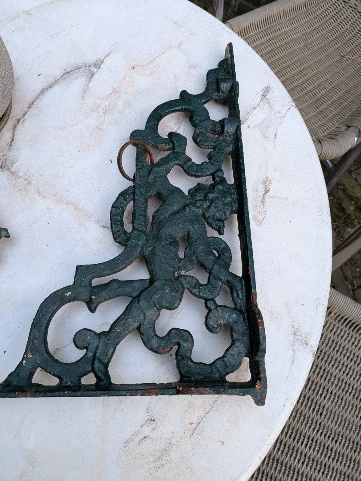 Antieke gietijzeren beugel met cherubijn decoratie, Ophalen of Verzenden