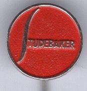 STUDEBAKER rood op zilverkleurig auto speldje 12 mm( D_055a), Verzamelen, Verzenden, Zo goed als nieuw, Transport, Speldje of Pin