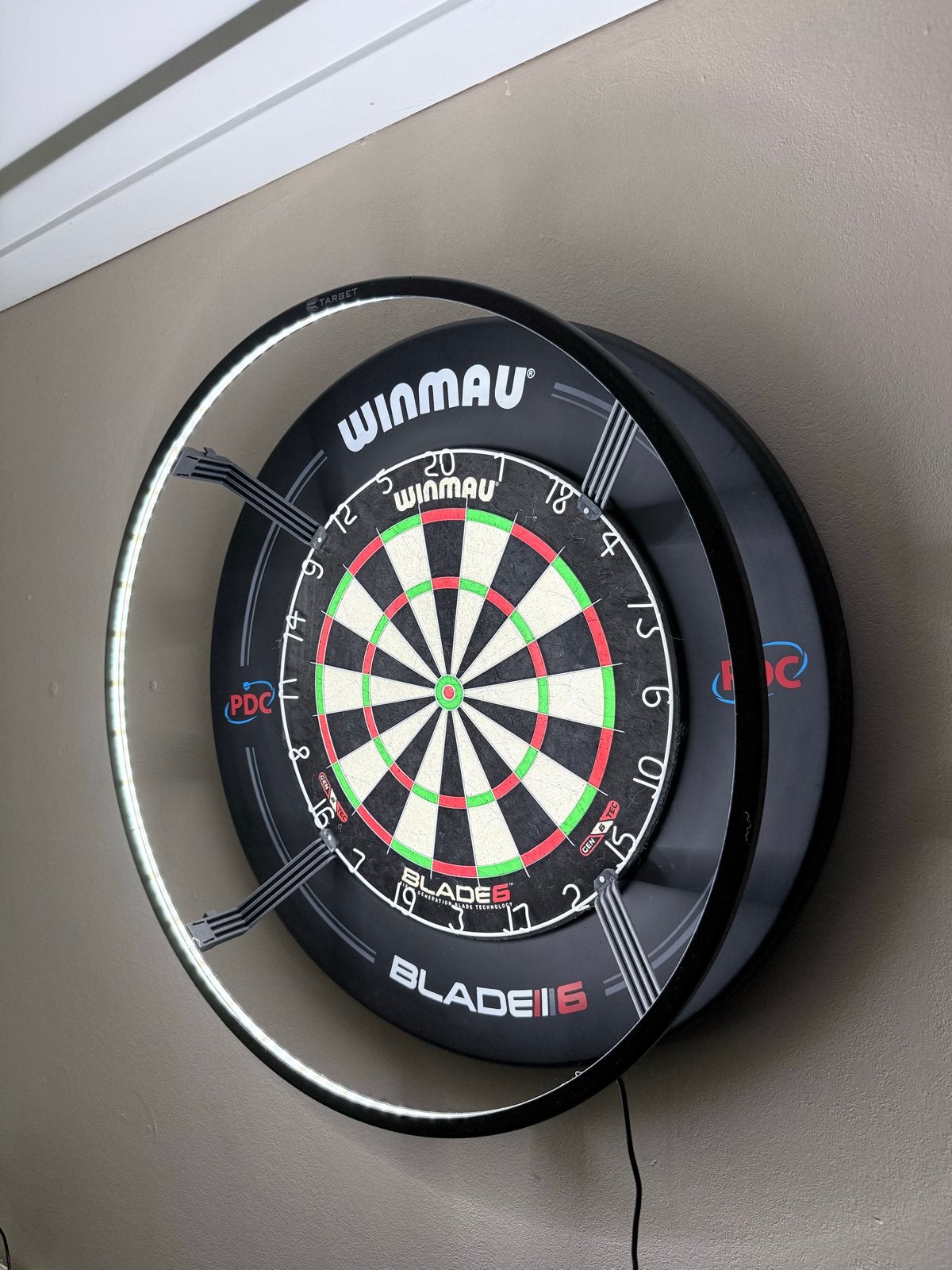 Winmau Blade 6 Dartbord met Verlichting en surround, Sport en Fitness, Darts, Ophalen, Zo goed als nieuw, Dartbord
