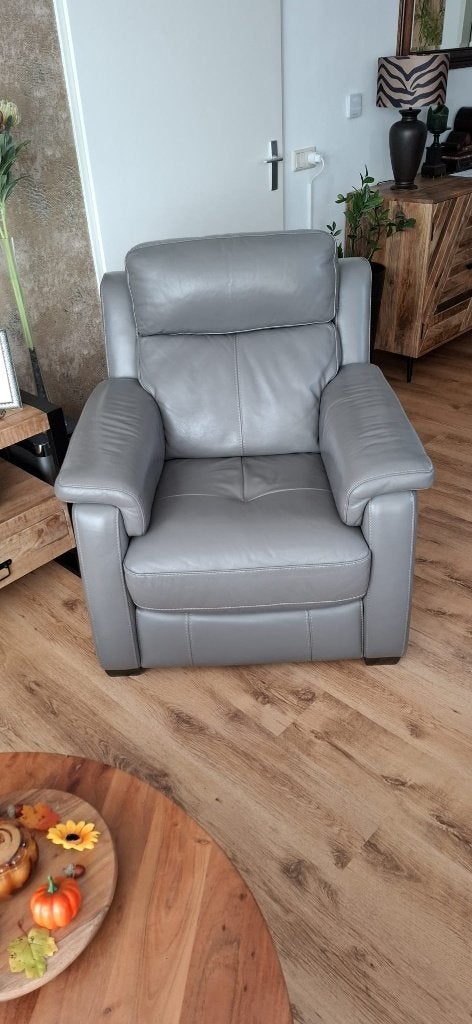 2 x Grijze leren fauteuils - Zo goed als nieuw, Huis en Inrichting, Ophalen, Zo goed als nieuw, 75 tot 100 cm, Modern
