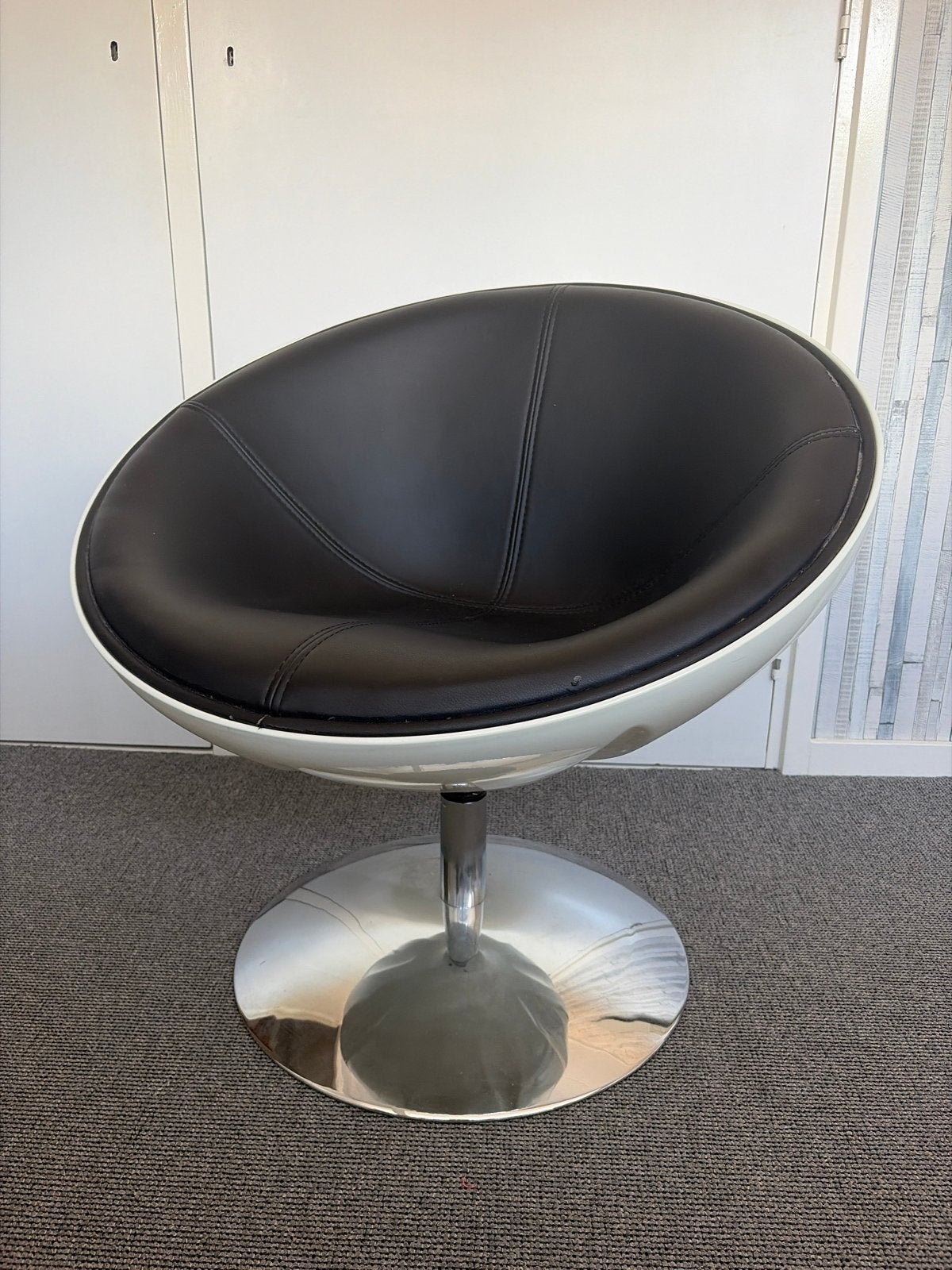 Moderne Zwarte Kuipstoel met Verchroomde Voet, Huis en Inrichting, Stoelen, Ophalen, Kunststof, Gebruikt, Zwart