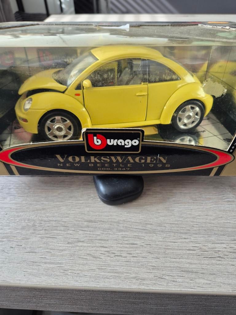 004 volkswagen new beetle geel 1/18 Bburago, Hobby en Vrije tijd, Modelauto's | 1:18, Ophalen of Verzenden, Zo goed als nieuw