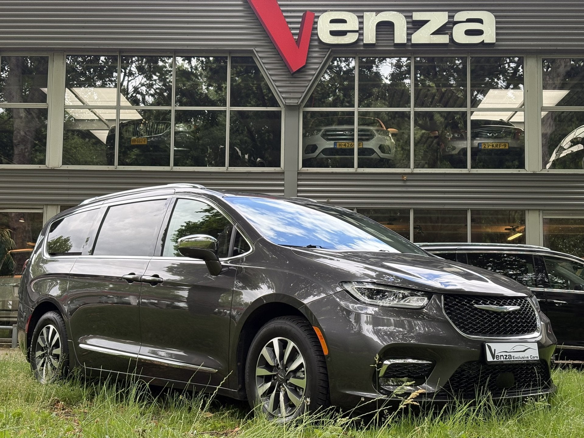 Chrysler Grand Voyager 3.6 V6 Hybrid PHEV LIMITED (bj 2021), Gebruikt, 264 pk, Bedrijf, Grijs