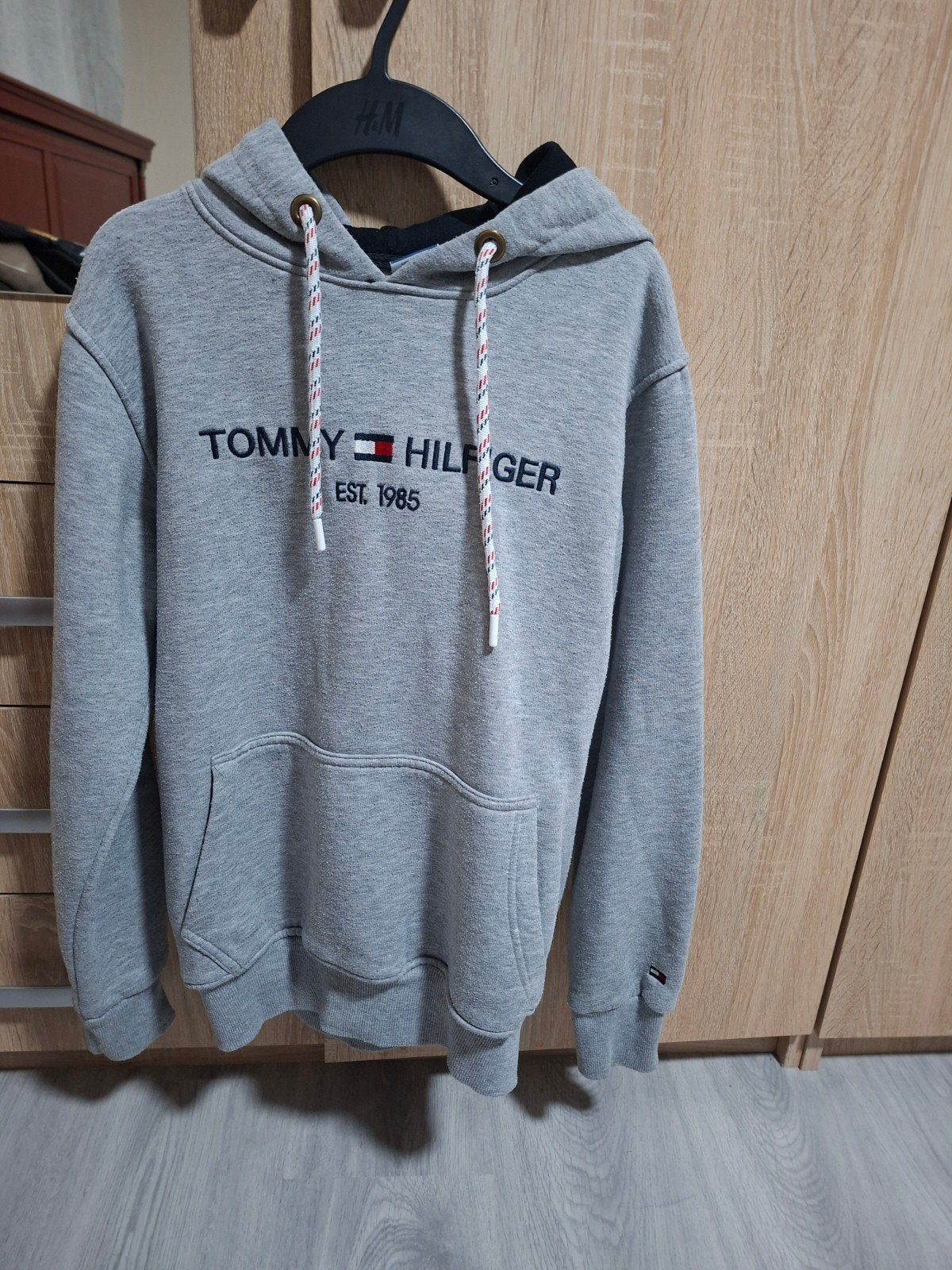 Tommy Hilfiger hoodie maat M (valt kleiner), Ophalen of Verzenden, Gedragen, Grijs