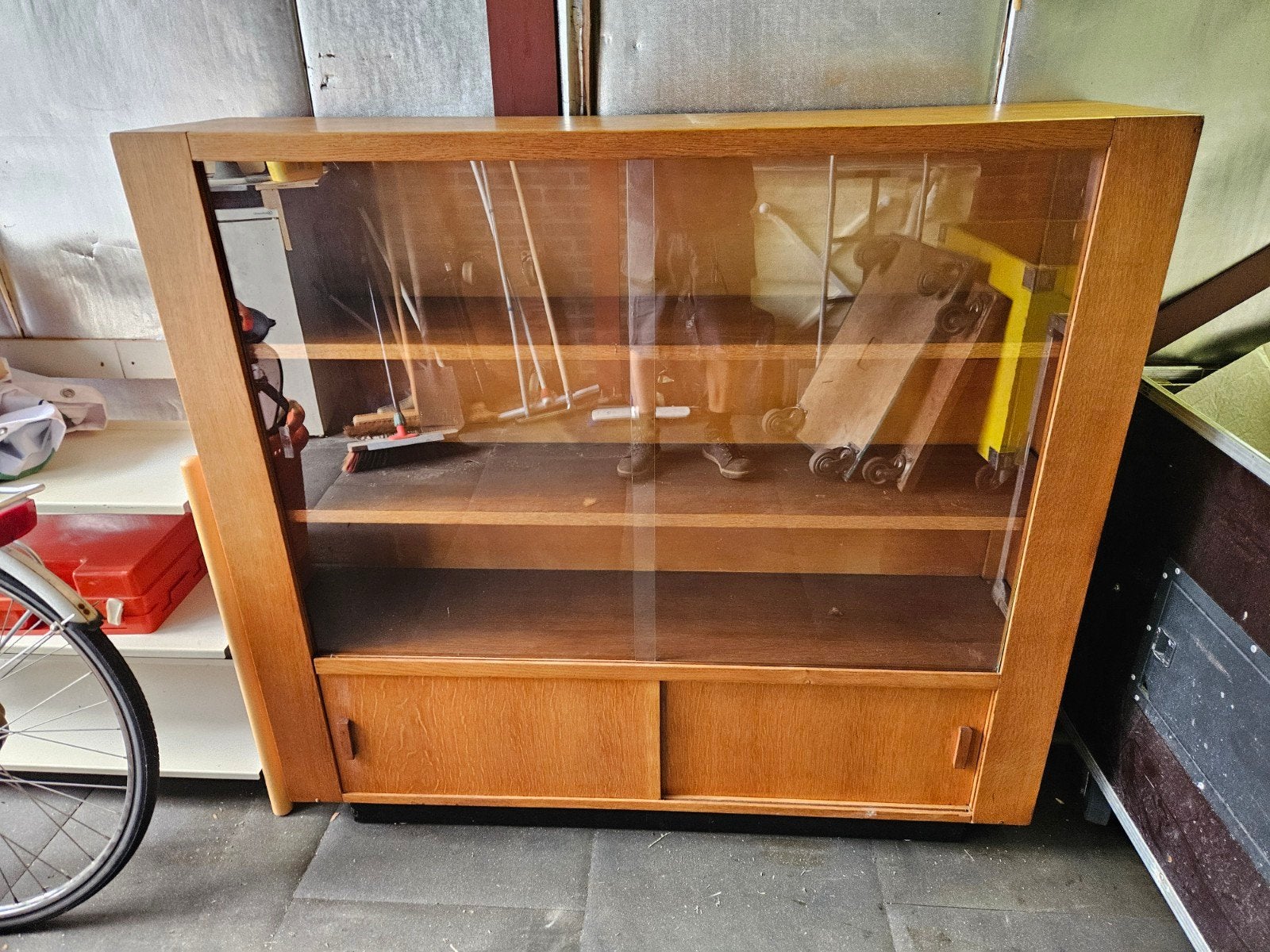 Houten boekenkast met glazen schuifdeuren, Ophalen, 100 tot 150 cm, ., 100 tot 150 cm