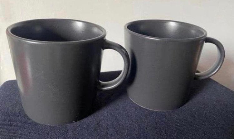 2 Grote donkergrijze mokken van Ikea.Hoogte 9 cm Drsn. 9 cm., Overige materialen, IKEA, Ophalen of Verzenden, Zo goed als nieuw