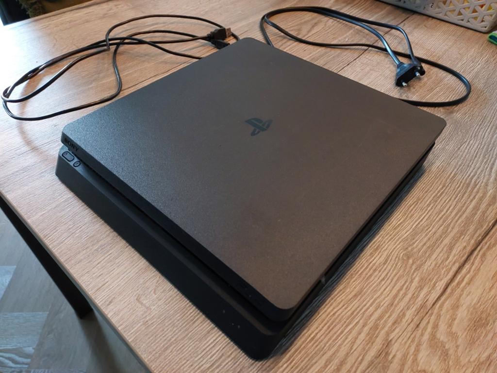 PlayStation 4 Slim 1TB met 2 controllers en 9 games, Met games, Met 2 controllers, Ophalen of Verzenden, Zo goed als nieuw