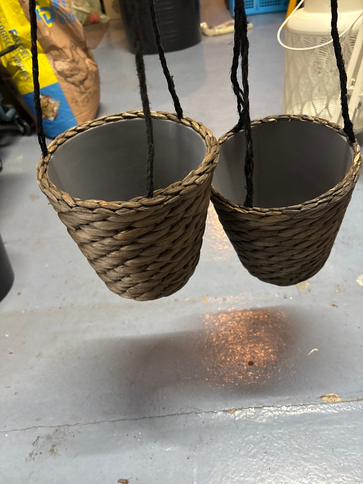 Twee IKEA hangpotten, goede staat, Tuin en Terras, Bloembakken en Plantenbakken, Ophalen, Overige materialen, Minder dan 30 cm
