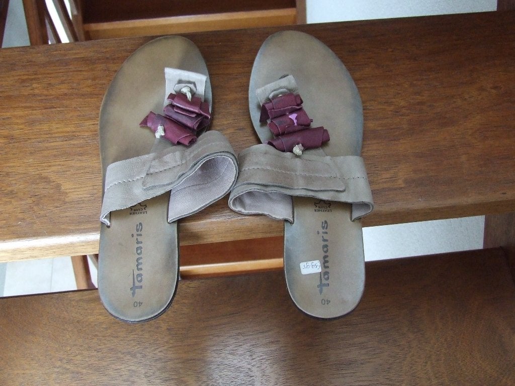 Tamaris nieuwe ongedragen leren slippers maat 39, Kleding | Dames, Schoenen, Overige kleuren, Nieuw, Ophalen of Verzenden, Slippers
