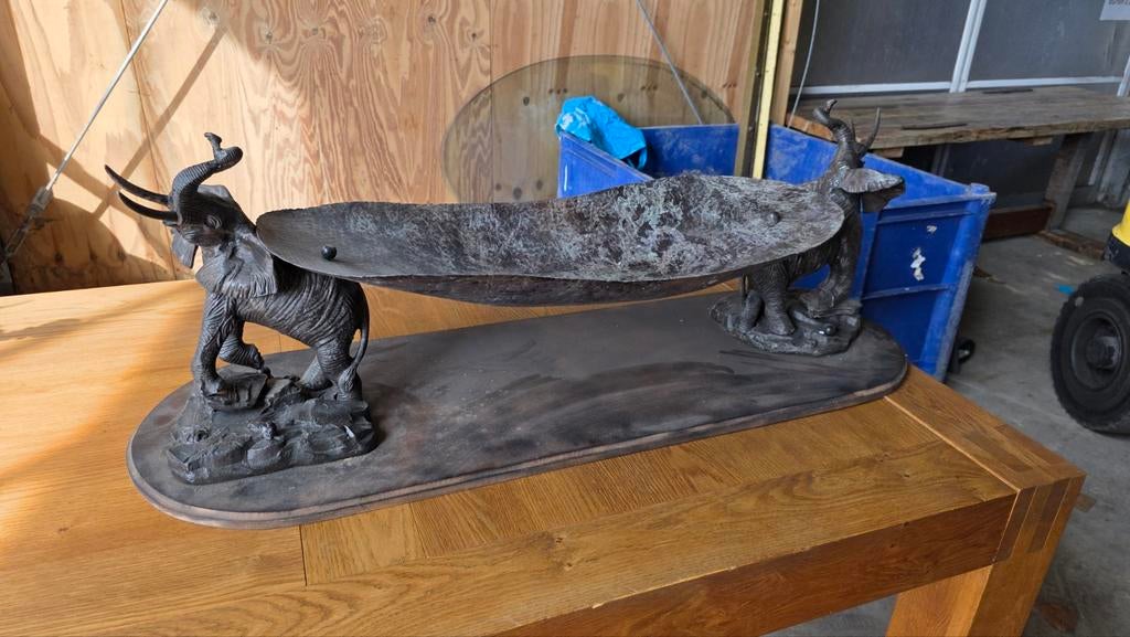 Antieke bronzen schaal met twee olifanten