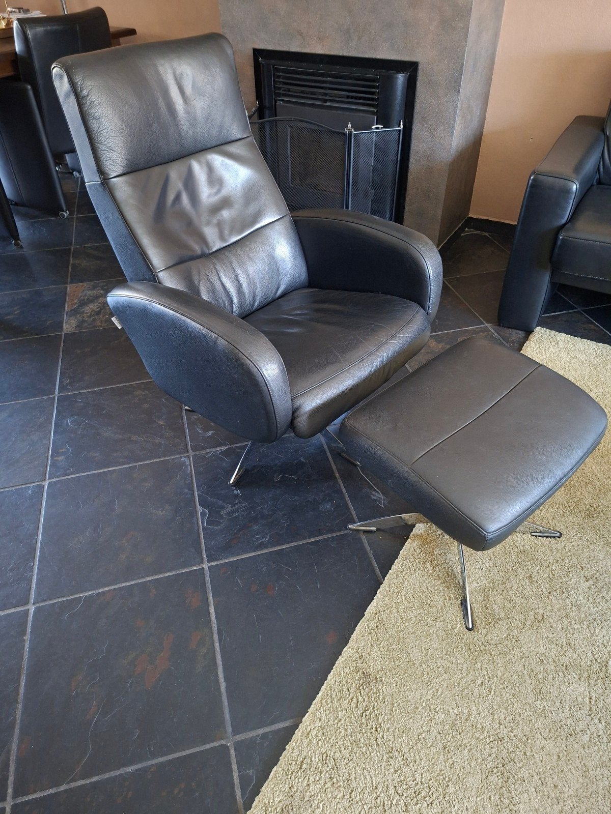 Relaxfauteuil inclusief voetenbank zwart leer Hjort Knudsen, Huis en Inrichting, Fauteuils, Ophalen, Gebruikt, 50 tot 75 cm, Leer