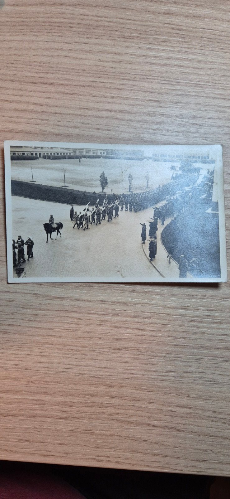 WO2 Foto Duitse parade van kazerne met vaandels en artillery, Ophalen of Verzenden, Duitsland