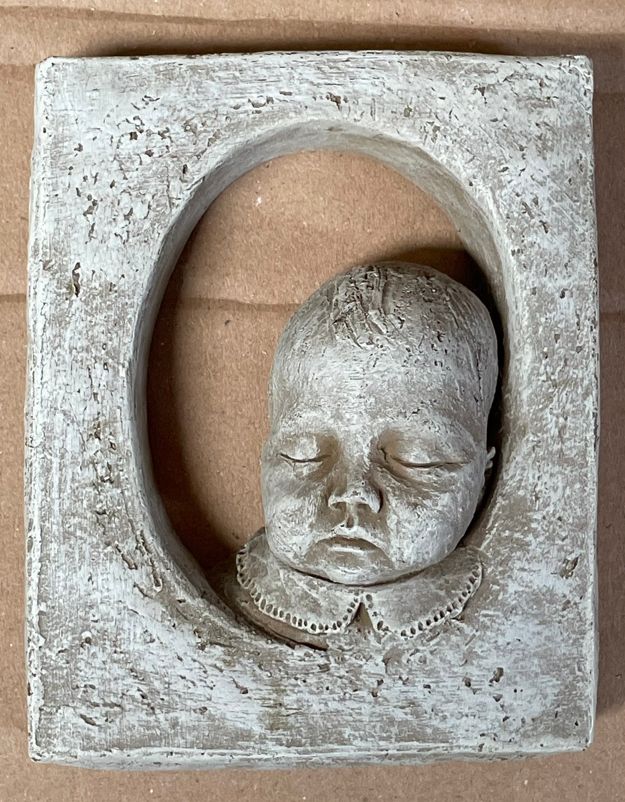 Wandreliëf slapende baby - Geert Kunen, Gebruikt, Ophalen of Verzenden, Klassiek, Grijs