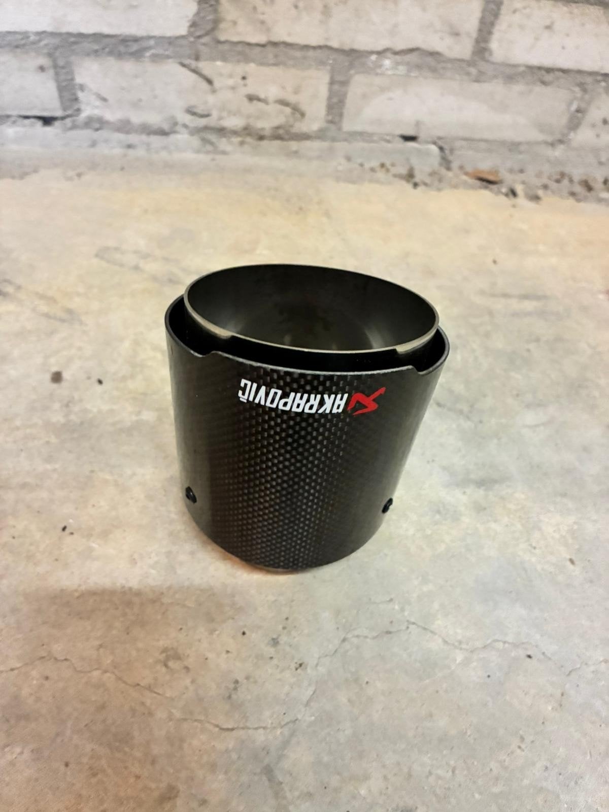 Akrapovic Uitlaat Sierstuk Carbon Look Universeel, Ophalen, Gebruikt, Universele onderdelen