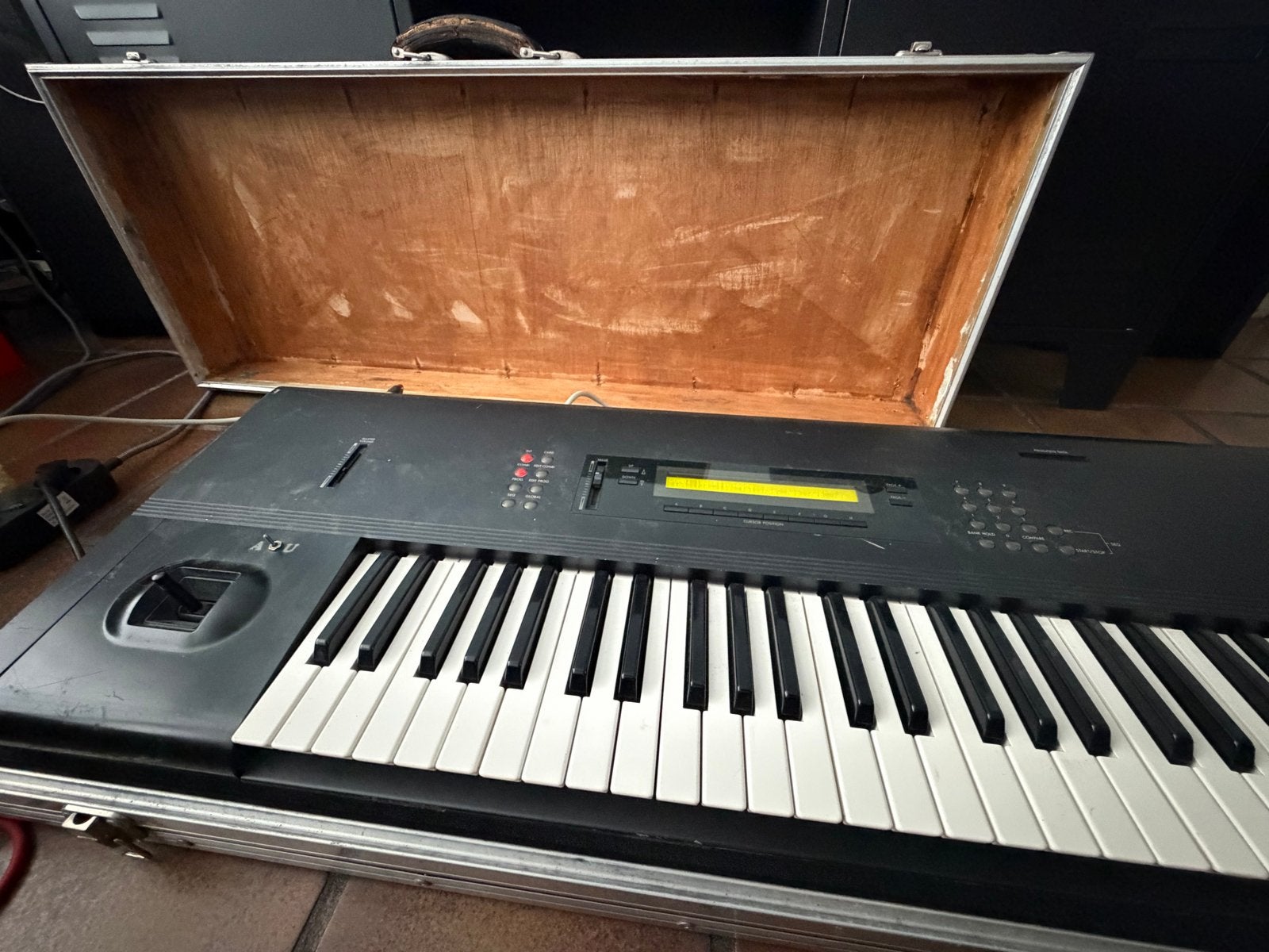 Korg M1 Music Workstation Synthesizer met Flightcase, Muziek en Instrumenten, Ophalen, Korg, Midi-aansluiting, 61 toetsen