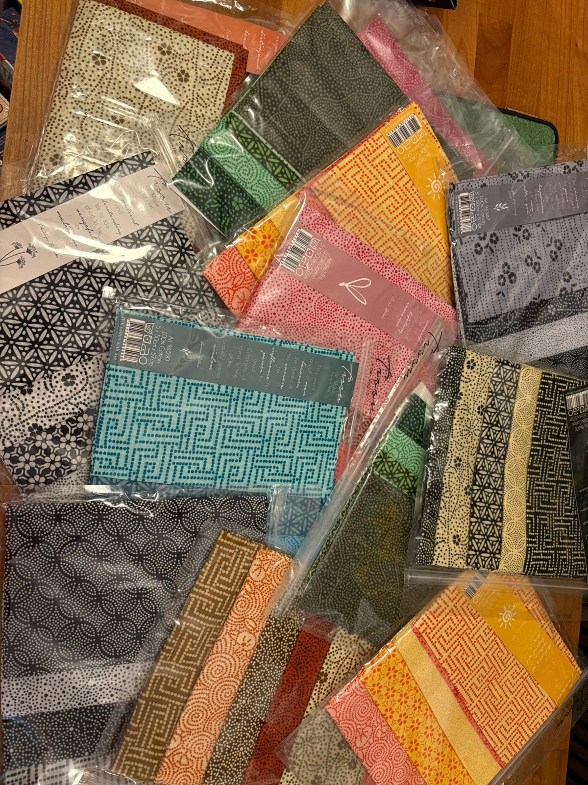 Nieuwe pakketjes quilt stoffen, Meerkleurig, Nieuw, Ophalen of Verzenden, 30 tot 120 cm