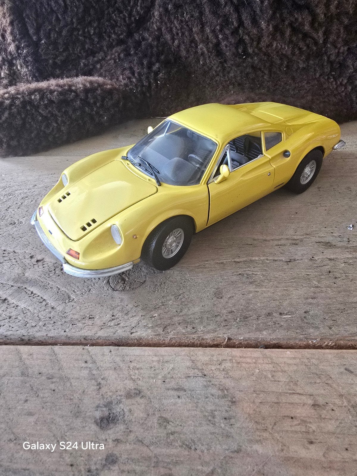 Anson 1:18 schaalmodel van een Ferrari Dino 246 GT uit 1970., Hobby en Vrije tijd, Modelauto's | 1:18, Ophalen of Verzenden