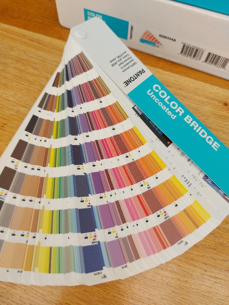 Pantone GG6104A kleurenbruggengids ongecoate kleurenwaaier, Boeken, Ophalen of Verzenden, Zo goed als nieuw, Fotografen