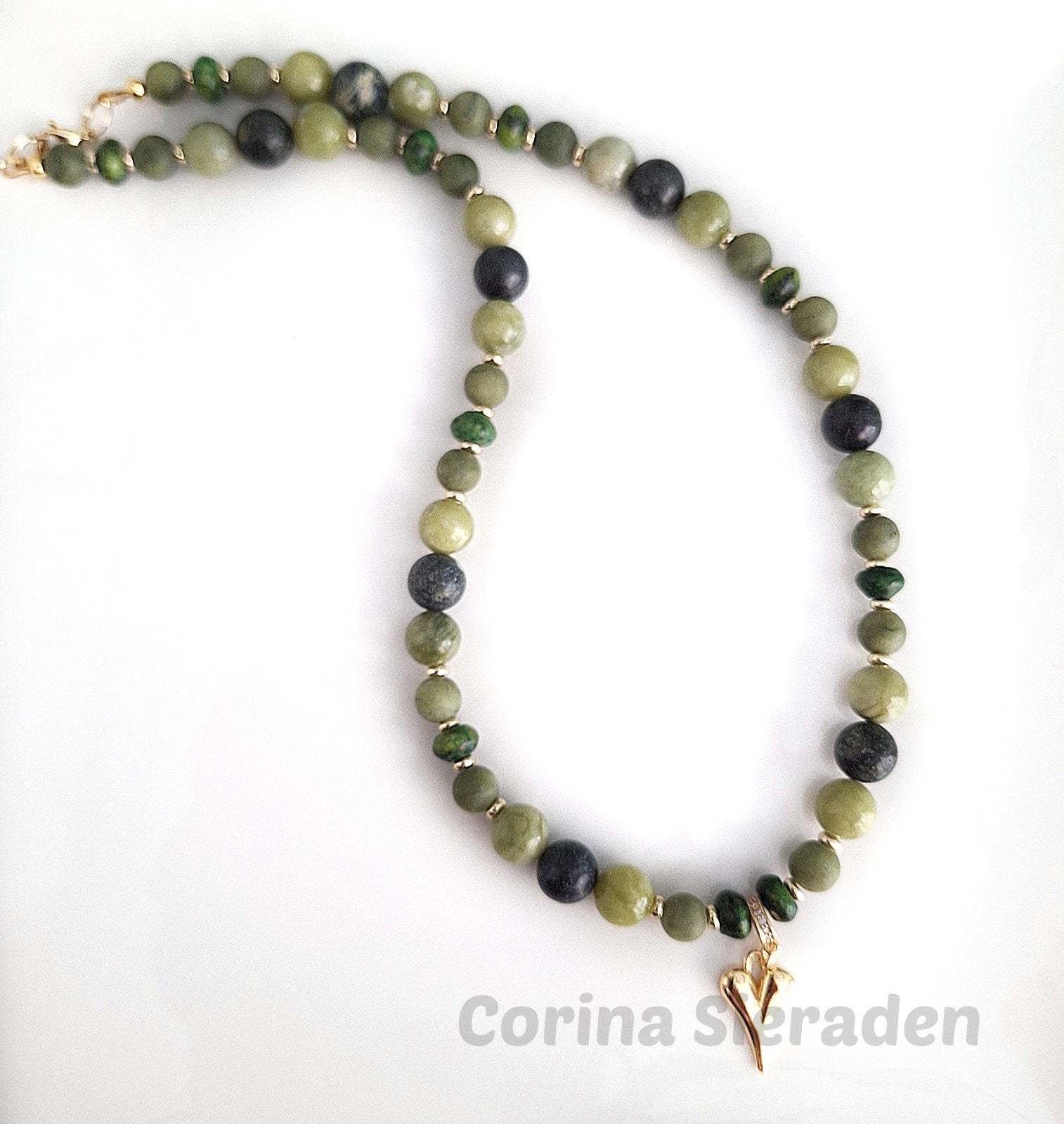 Ketting van serpentijn en vergulde accenten, Ophalen of Verzenden, Nieuw