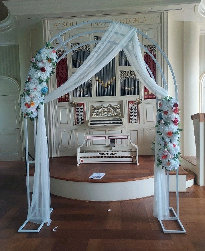 Trouwboog met bloemen en doeken boog bruiloft, Hobby en Vrije tijd, Ophalen, Zo goed als nieuw, Versiering, Geboorte of Huwelijk