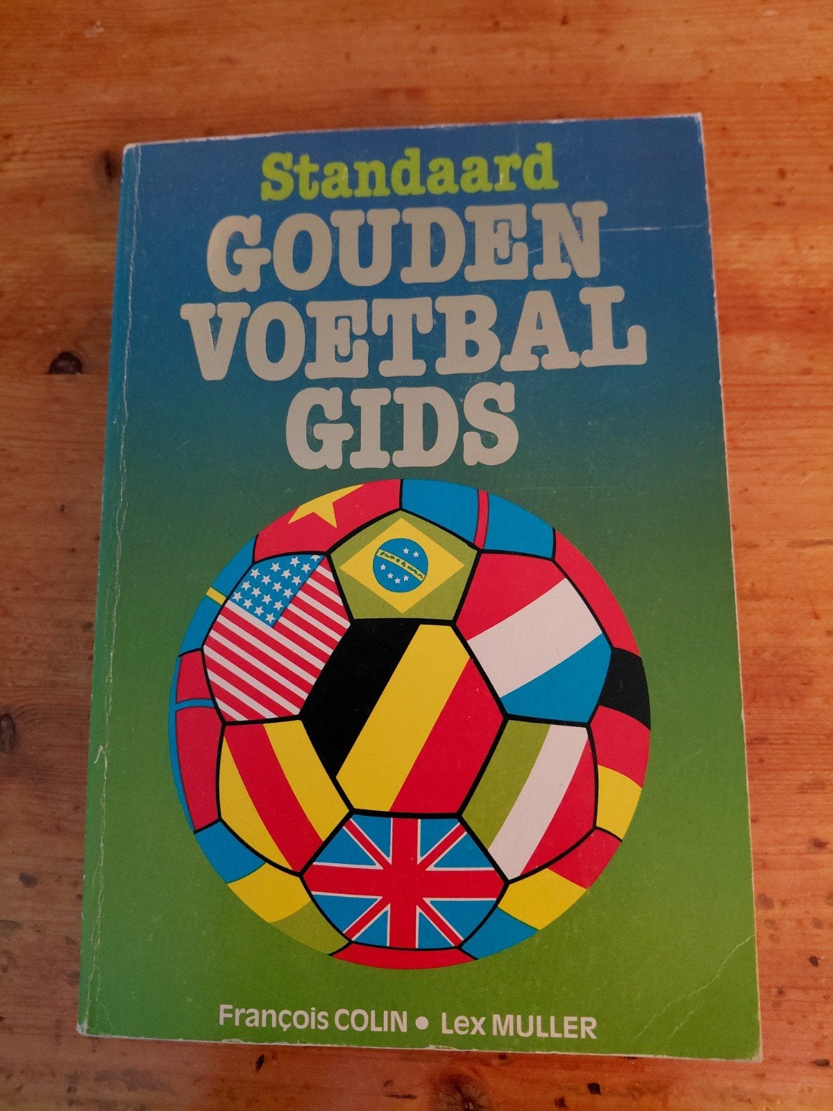 Standaard - Gouden Voetbal Gids, Ophalen of Verzenden, Balsport