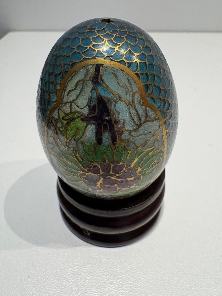 Chinees Cloisonné Ei met Bloemmotief op Houten Standaard, Ophalen of Verzenden