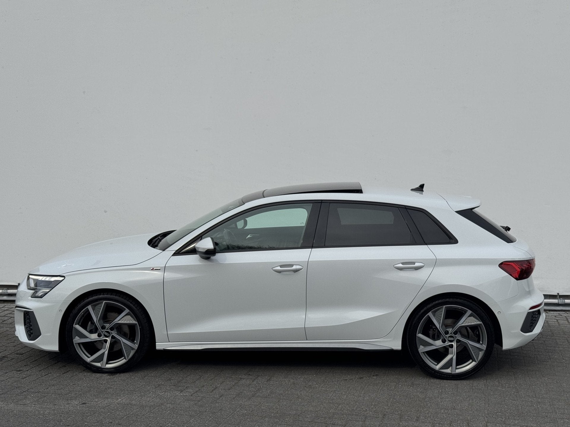 Audi A3 Sportback 35 TFSI 150Pk! Edition One S-Line Panorama, 4 cilinders, 150 pk, Leder en Stof, Wit